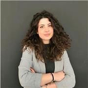 Psicologa del lavoro e delle organizzazioni impartisce lezioni di psicologia per studenti di scuola superiore